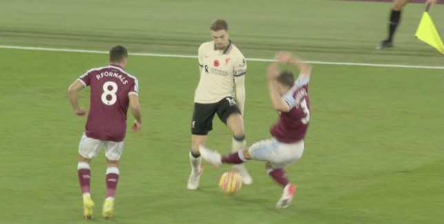 Aaron Cresswell vào bóng với Jordan Henderson