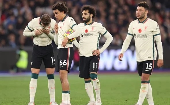 Carragher chỉ ra điểm yếu trong cách phòng ngự của Liverpool