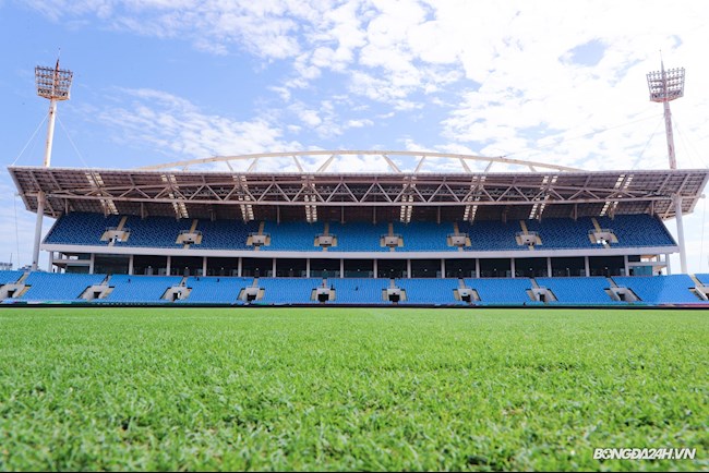 So sánh mặt sân Mỹ Đình với châu Âu là không phù hợp