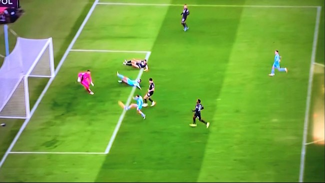 Jack Grealish bỏ lỡ cơ hội khó tin