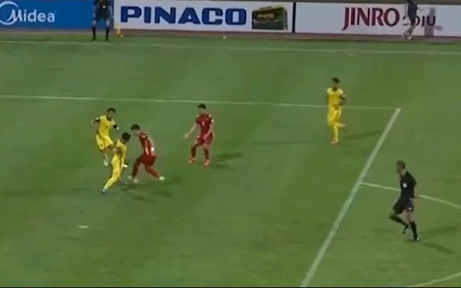 Tiến Linh xử lý bóng khá tối trong vòng cấm Malaysia