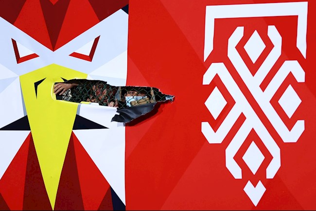 CĐV xé biển quảng cáo để xem ĐT Việt Nam qua hàng rào