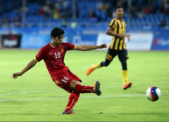 HLV Kiatisuk chúc mừng Công Phượng sau trận thắng Malaysia