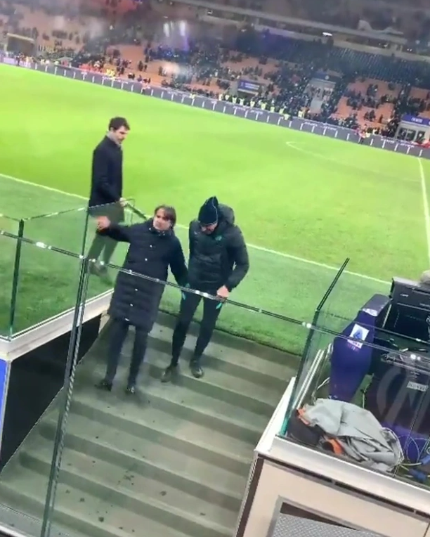 Simone Inzaghi bị trượt ngã ở cầu thang