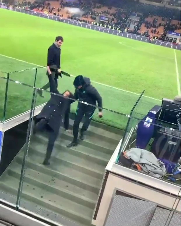 Simone Inzaghi bị trượt ngã ở cầu thang