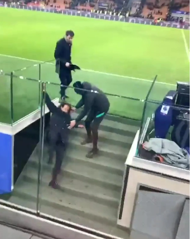 Simone Inzaghi bị trượt ngã ở cầu thang