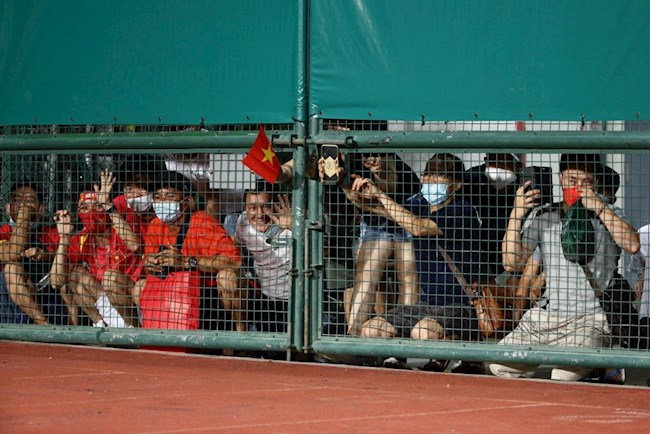 Người hâm mộ tiếp tục đứng ngoài hàng rào xem ĐT Việt Nam