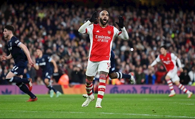 Lacazette sút hỏng quả 11m Lacazette sút hỏng quả 11m