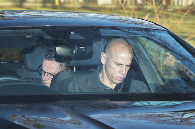 HLV Rangnick và lái xe riêng, ông trở lại trực tiếp chỉ đạo các học trò tập luyện. HLV Rangnick và lái xe riêng, ông trở lại trực tiếp chỉ đạo các học trò tập luyện.