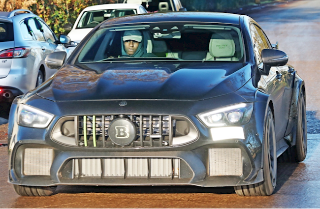 Rashford trên đường lái xe đến sân tập của MU. Rashford trên đường lái xe đến sân tập của MU.