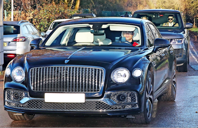 Cristiano Ronaldo trên chiếc Bentley, theo sau là 2 vệ sỹ. Cristiano Ronaldo trên chiếc Bentley, theo sau là 2 vệ sỹ.