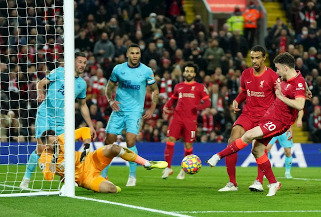 Jota ghi bàn khi cầu thủ Newcastle vẫn nằm sân