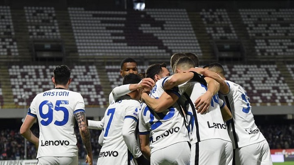 Inter Milan có chiến thắng dễ như đá tập