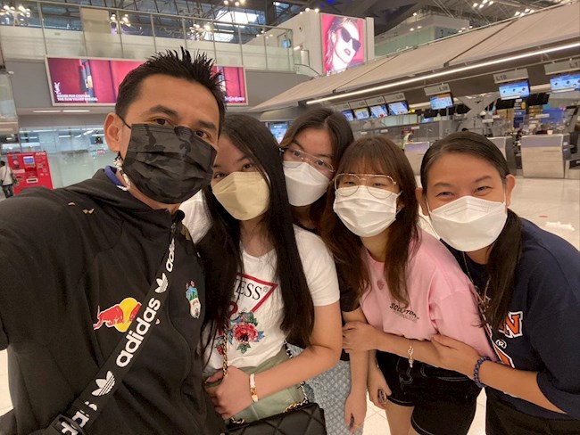 Kiatisuk bùi ngùi chia tay vợ con trong ngày trở lại HAGL