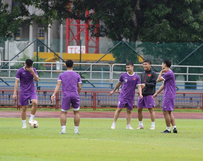 Do vừa sang Singapore nên toàn đội chỉ tập nhẹ vào sáng nay. Do vừa sang Singapore nên toàn đội chỉ tập nhẹ vào sáng nay.