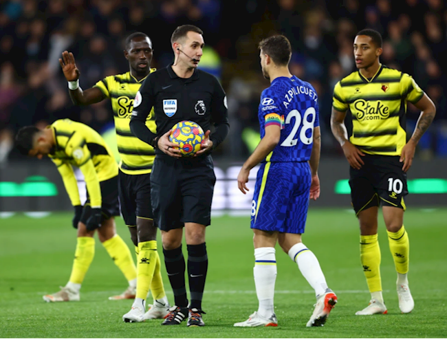 Marcos Alonso thông báo có một CĐV gặp sự cố trên khán đài