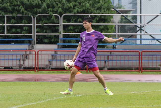 Tiền đạo Công Phượng luyện khống chế bóng Tiền đạo Công Phượng luyện khống chế bóng