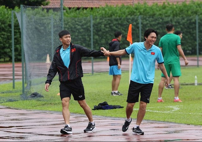 ĐT Việt Nam tập buổi đầu tiên tại Singapore ĐT Việt Nam tập buổi đầu tiên tại Singapore