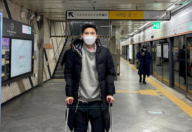 Đoàn Văn Hậu lần đầu rời bệnh viện ở Hàn Quốc