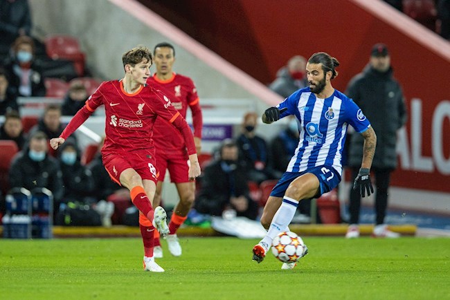 Sự cố ở trận đấu với Porto khiến Liverpool nhận án phạt từ UEFA