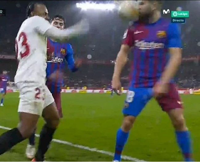 Jules Kounde nhận thẻ đỏ trước Barca Jules Kounde nhận thẻ đỏ trước Barca