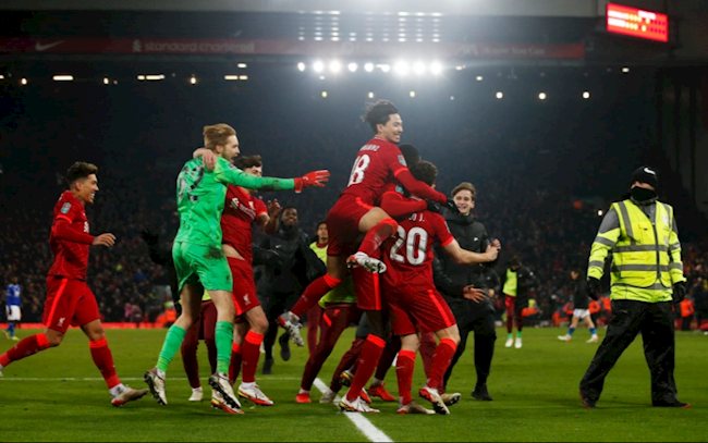 Caoimhin Kelleher tỏa sáng trên chấm 11m