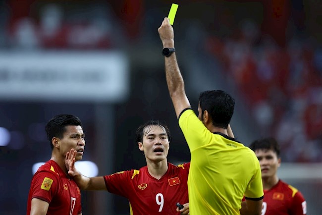 Trọng tài Saoud Ali Al-Adba đã có nhiều quyết định khó hiểu ở trận Việt Nam 0-2 Thái Lan