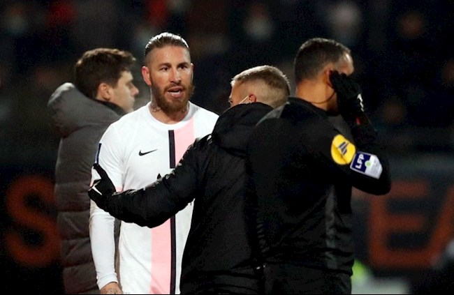 Messi mờ nhạt + Ramos thẻ đỏ = PSG hòa thất vọng