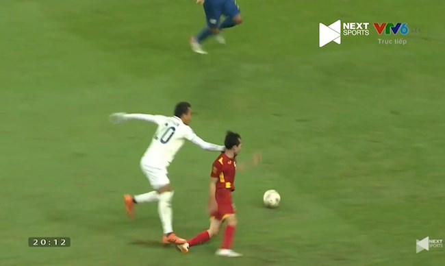 Khó tin với tình huống thoát thẻ đỏ của thủ môn Thái Lan