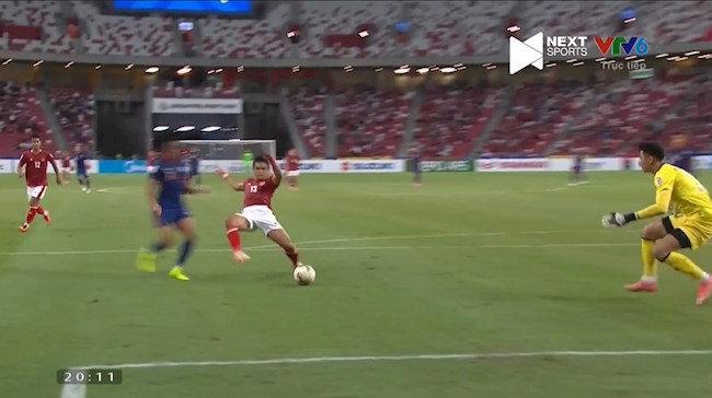 Hậu vệ Indonesia chủ động cản người nhưng không hề bị thổi phạt