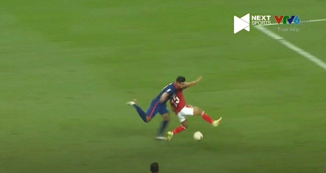 Pha bóng phạm lỗi khiến Irfan Fandi dính thẻ đỏ trực tiếp