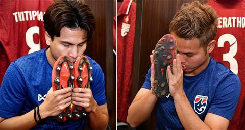 Cầu thủ Thái Lan khấn vái trước màn tái đấu Việt Nam