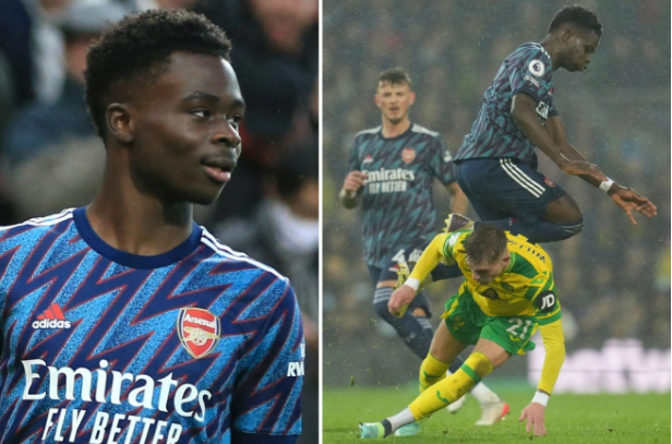 Dẫm lên đùi hậu vệ MU, Bukayo Saka thoát thẻ đỏ khó tin