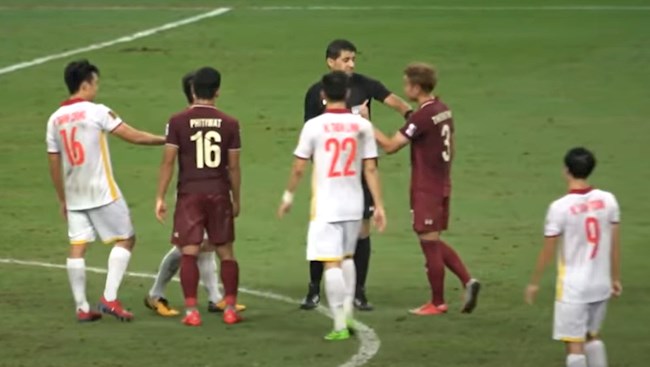 Theerathon giơ ngón tay thối với Quang Hải