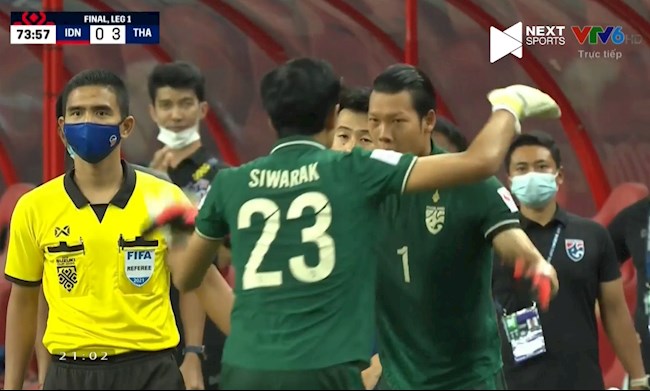 HLV Polking có hành động ý nghĩa với thủ môn Kawin