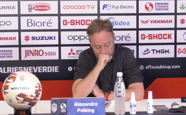 VIDEO: HLV Thái Lan bật khóc về quyết định đưa Kawin vào sân