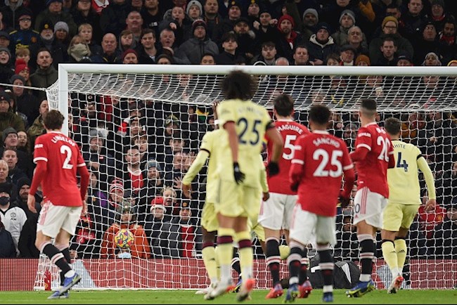 Cựu trọng tài giải thích bàn thua gây tranh cãi của MU