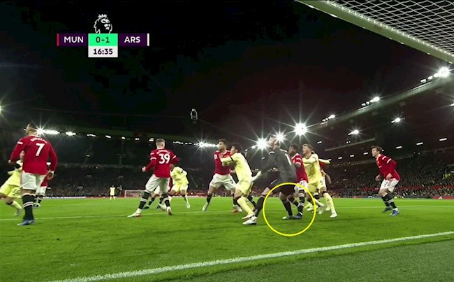 Fred “bắn hạ” De Gea, Arsenal ghi bàn hy hữu