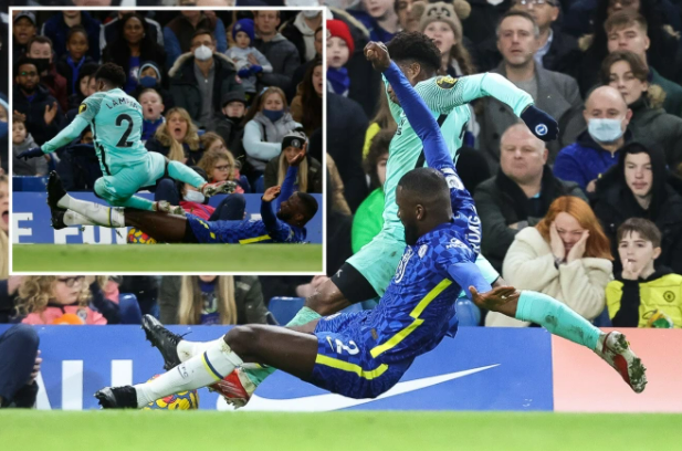 Pha vào bóng bằng cả 2 chân của Antonio Rudiger