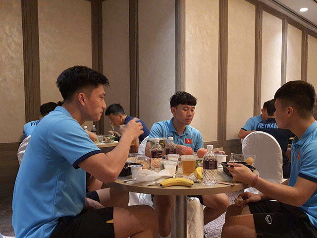 Thầy trò HLV Park Hang Seo nhận tiếp tế thực phẩm từ kiều bào Singapore