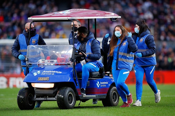 Gavi được đưa khỏi sân trên xe cứu thương