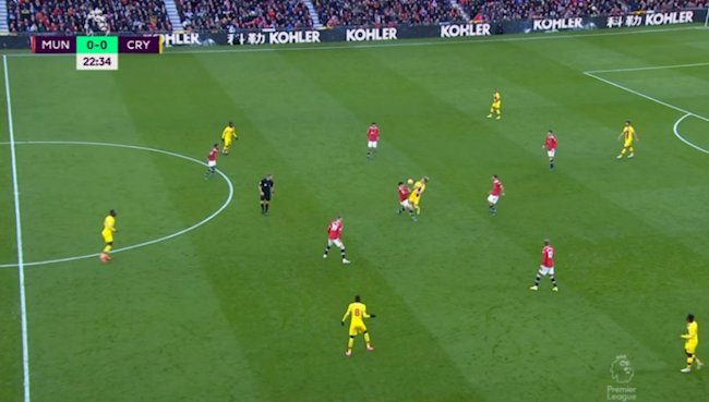 MU chủ động áp sát ngay bên phần sân của đối phương nhằm giành lại bóng