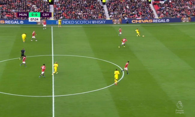 Các cầu thủ tấn công của MU gây áp lực lên các hậu vệ của Crystal Palace