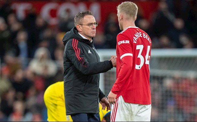 HLV Ten Hag không vui khi thấy Van de Beek bị đày ải ở MU