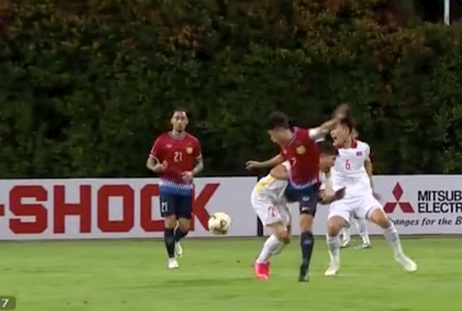 VIDEO: Phan Văn Đức bị  Messi Lào phạm lỗi nguy hiểm