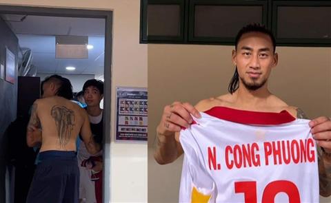 Billy Ketkeophomphone đổi áo với Công Phượng. Ảnh: Next Media