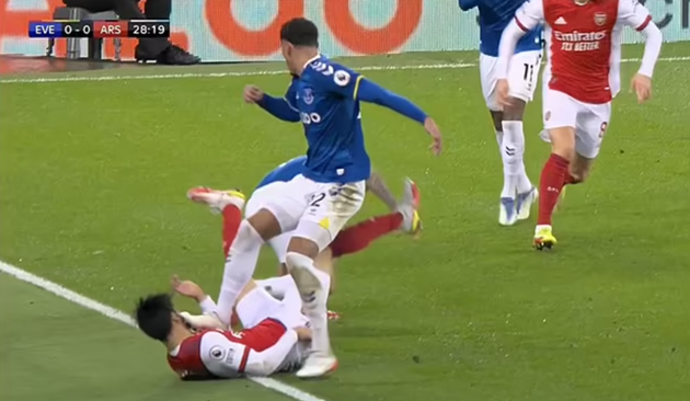 Tình huống Godfrey đạp vào mặt của Tomiyasu Tình huống Godfrey đạp vào mặt của Tomiyasu