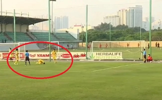 Dụng Quang Nho được cho là đã quỳ lạy trọng tài