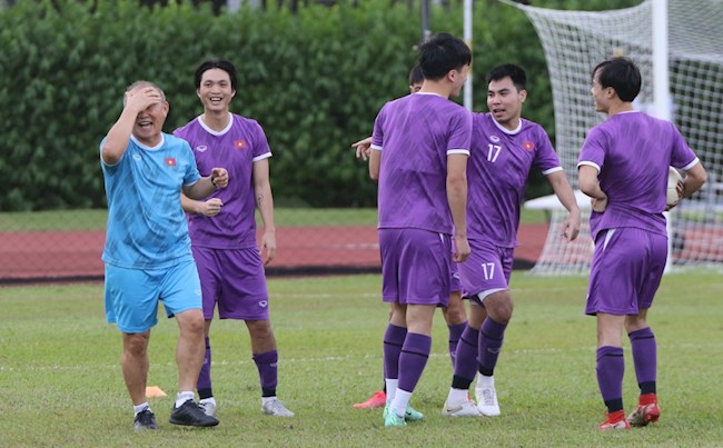 HLV Park Hang Seo cười tươi hết cỡ dù bị hầm đá ma