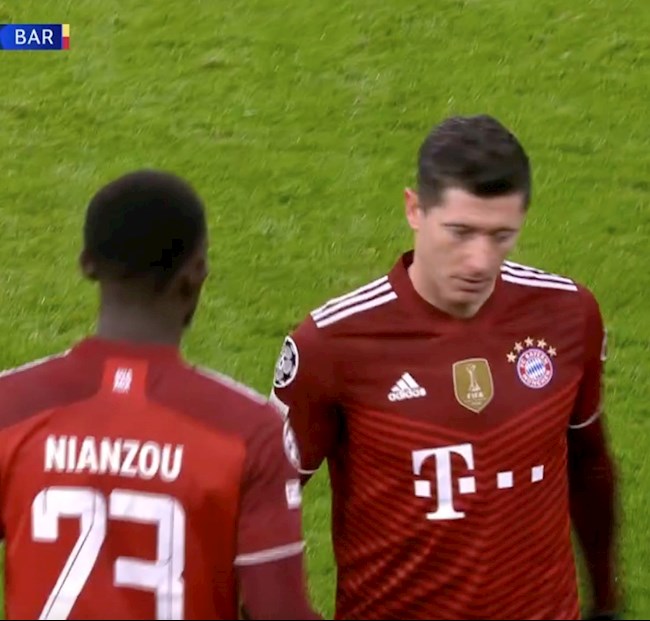 Lewandowski còn chưa ghi được bàn nào đã bị thay ra Lewandowski còn chưa ghi được bàn nào đã bị thay ra